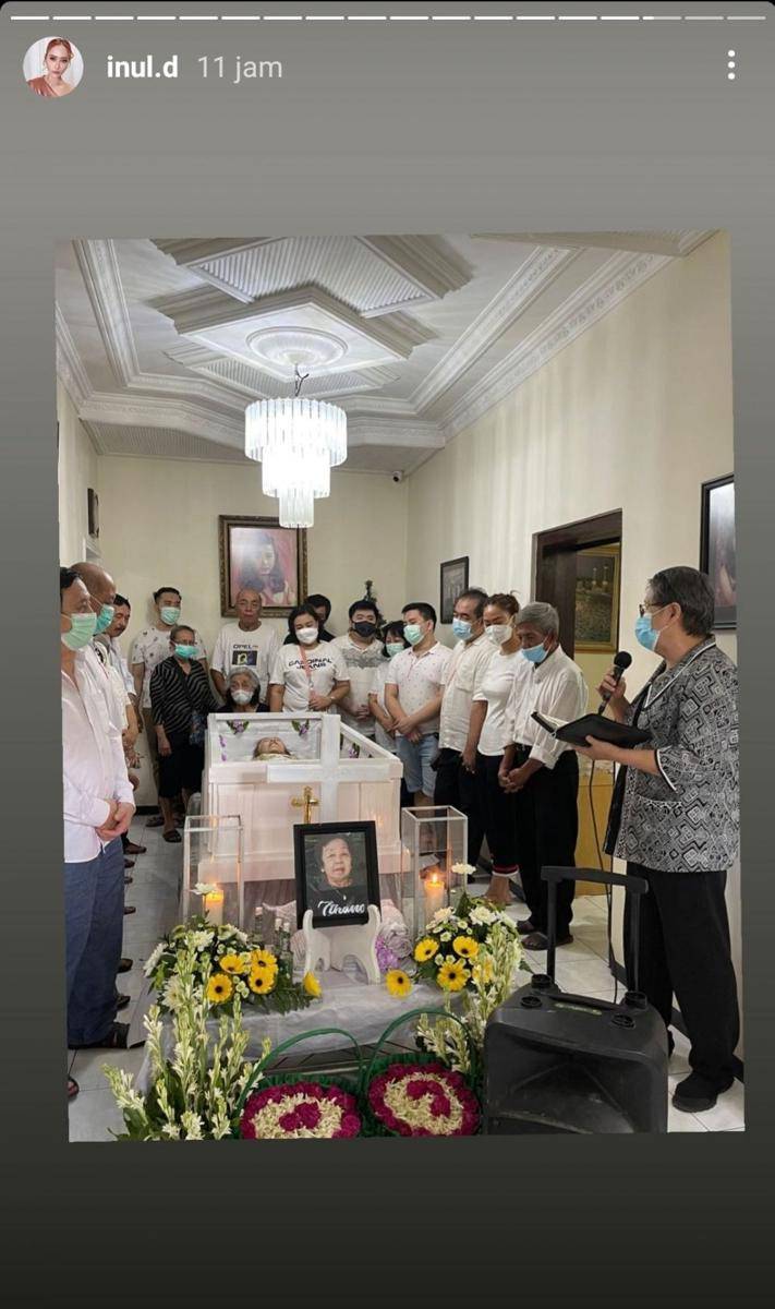 Inul Daratista di pemakaman ibu mertua (Instagram.com/inul_d)