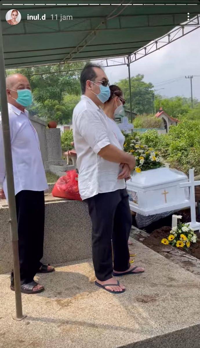 Inul Daratista di pemakaman ibu mertua (Instagram.com/inul_d)