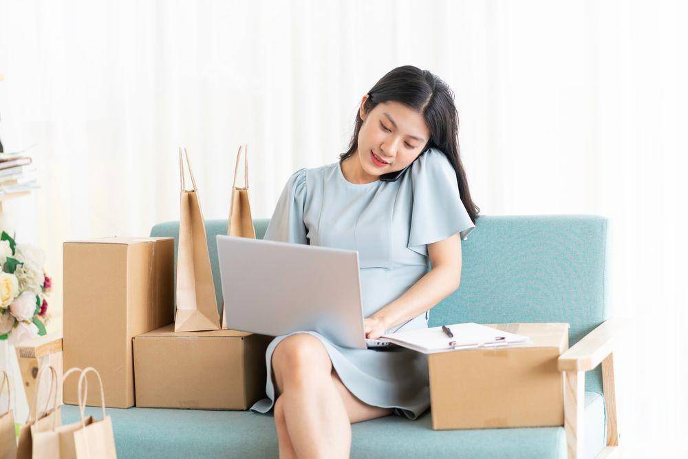 Seseorang sedang menelpon di atas barang belanjaannya (Shutterstock/TimeImage Production)