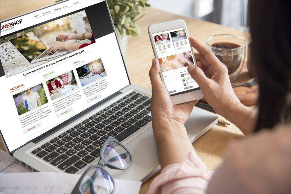 Seseorang sedang belanja online (Shutterstock/afotostock)