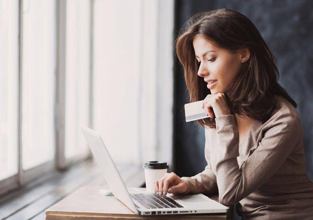 Ilustrasi seseorang sedang belanja online dengan kartu kredit (Shutterstock/Kite_rin)