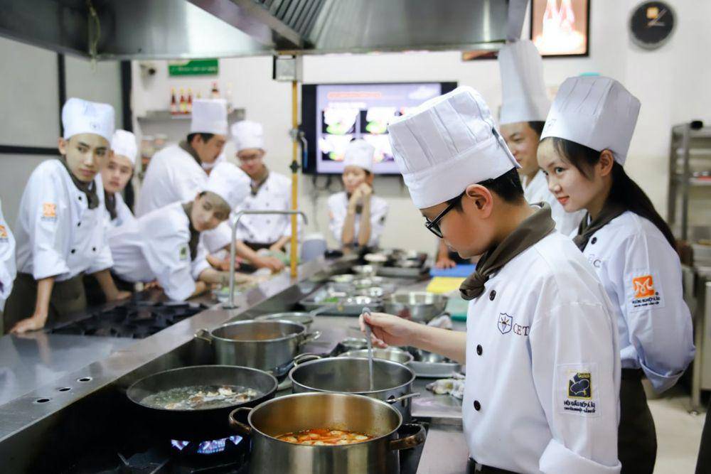 ilustrasi magang di kitchen hotel (unsplash.com/Trường Trung Cấp Kinh Tế Du Lịch Thành Phố Hồ Chí Minh CET)
