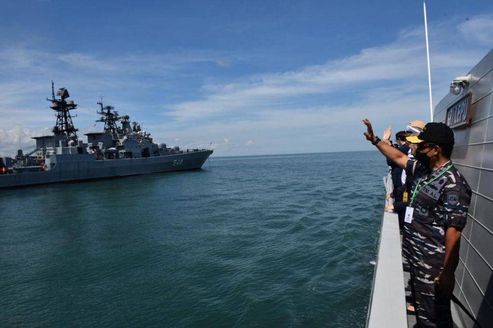 Pangkoarmada Wilayah I dan tamu undangan ketika meninjau semua kapal peserta ARNEX 2021 dengan KRI Lepu-861 di perairan Sumatra (Dokumentasi TNI Angkatan Laut)