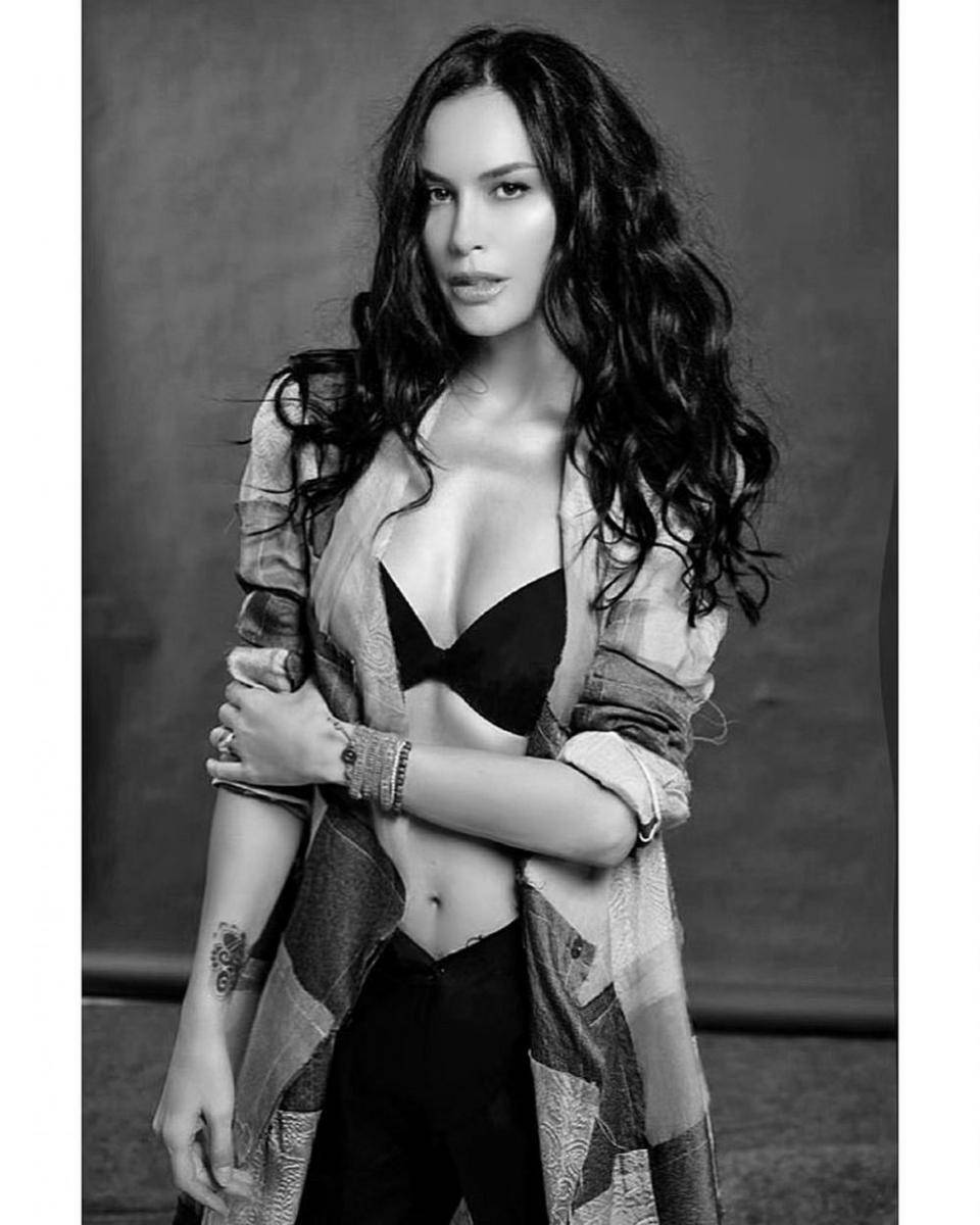 Pemotretan Sophia Latjuba. (Agus Santoso via instagram.com/sophia_latjuba88)
