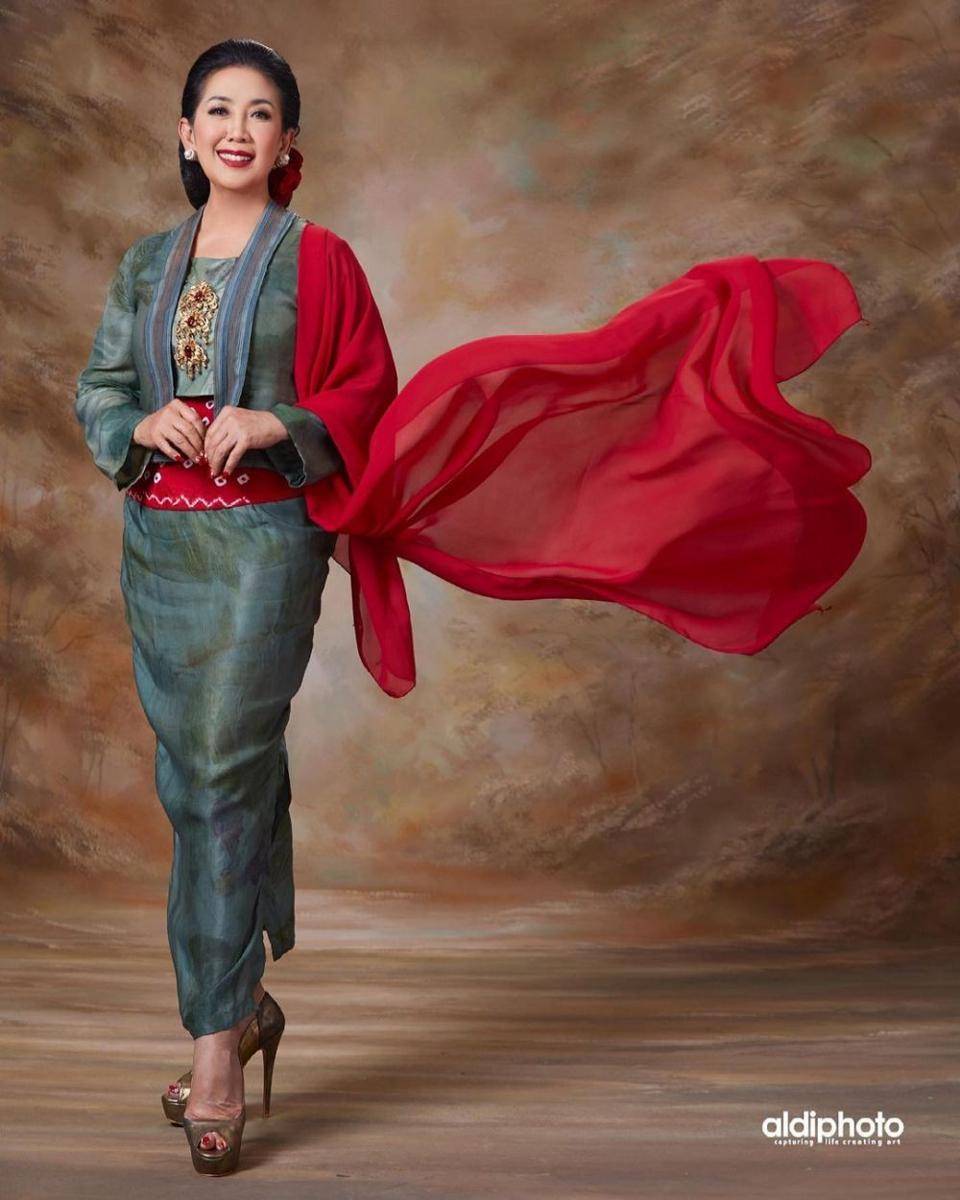 Kebaya Tuti Roosdiono (instagram.com/aldiphoto)