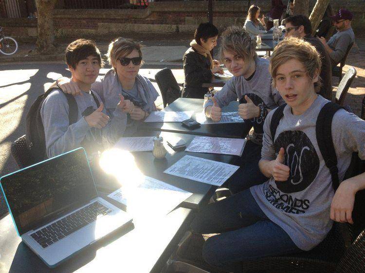 5 Seconds Of Summer di tahun 2012 (twitter.com/THE1975lRWlN)