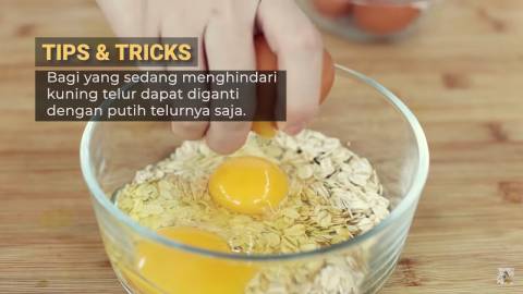ilustrasi merendam oat di dalam telur (dok. youtube.com/Devina Hermawan)