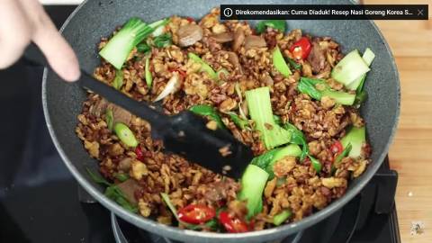 ilustrasi memasak nasi goreng (dok. Youtube.com/Devina Hermawan)