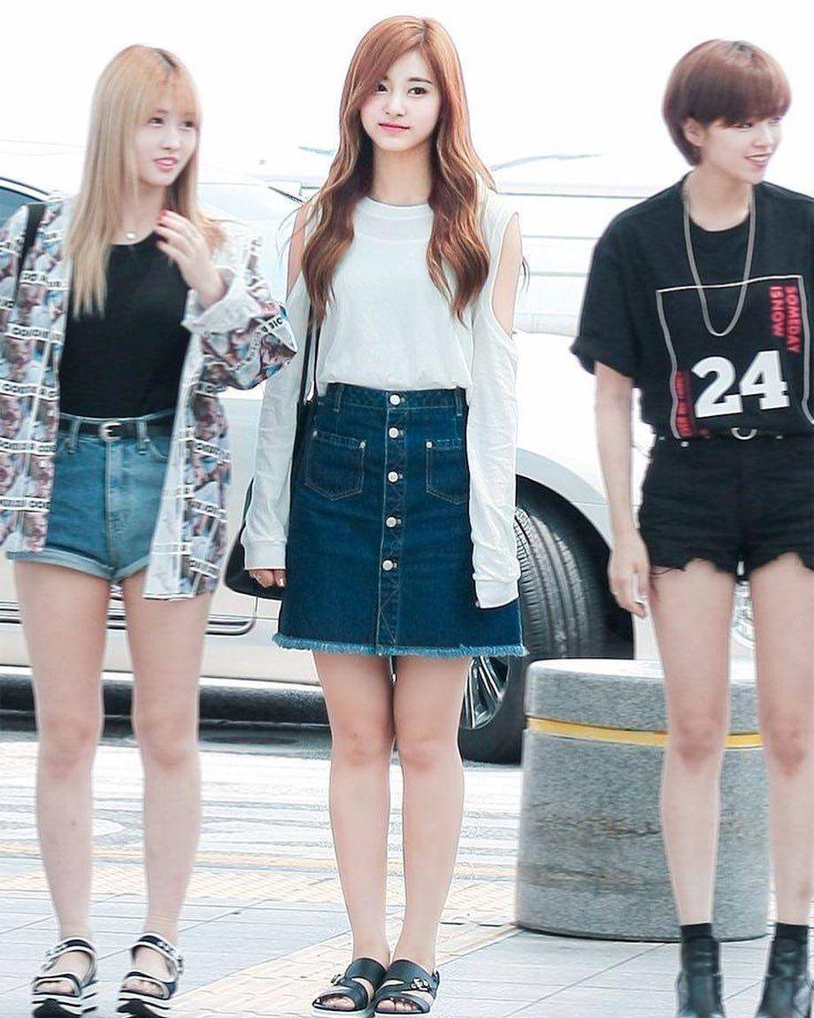 Denim skirt Tzuyu Twice (instagram.com/twicestylechic)