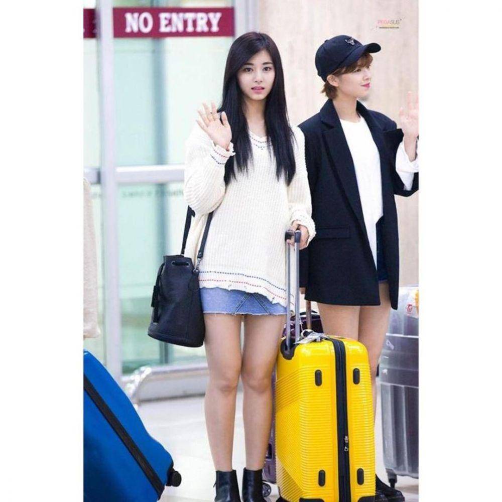 Denim skirt Tzuyu Twice (instagram.com/twiceoutfitholic)
