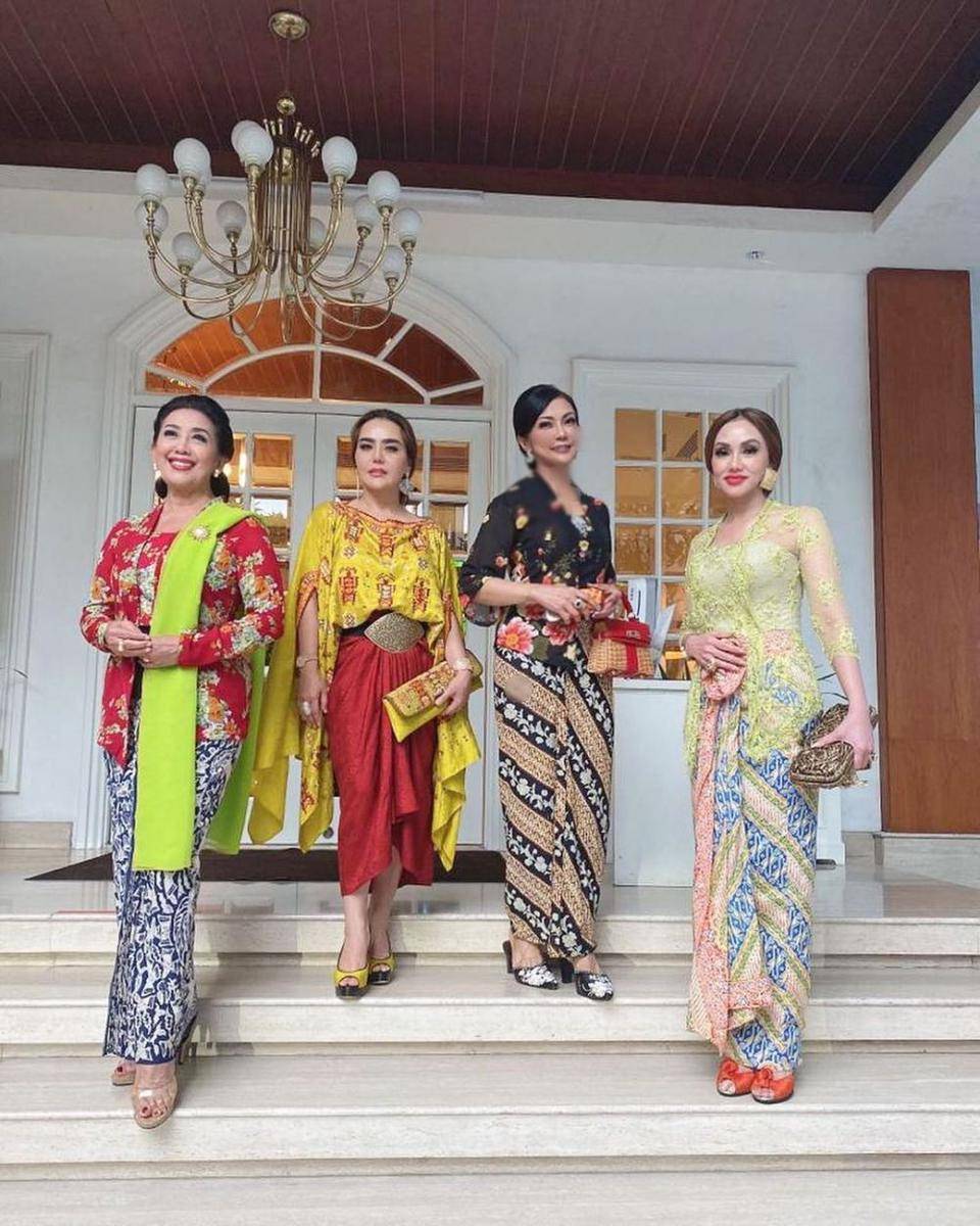 Kebaya Tuti Roosdiono (instagram.com/yulienasution.official)