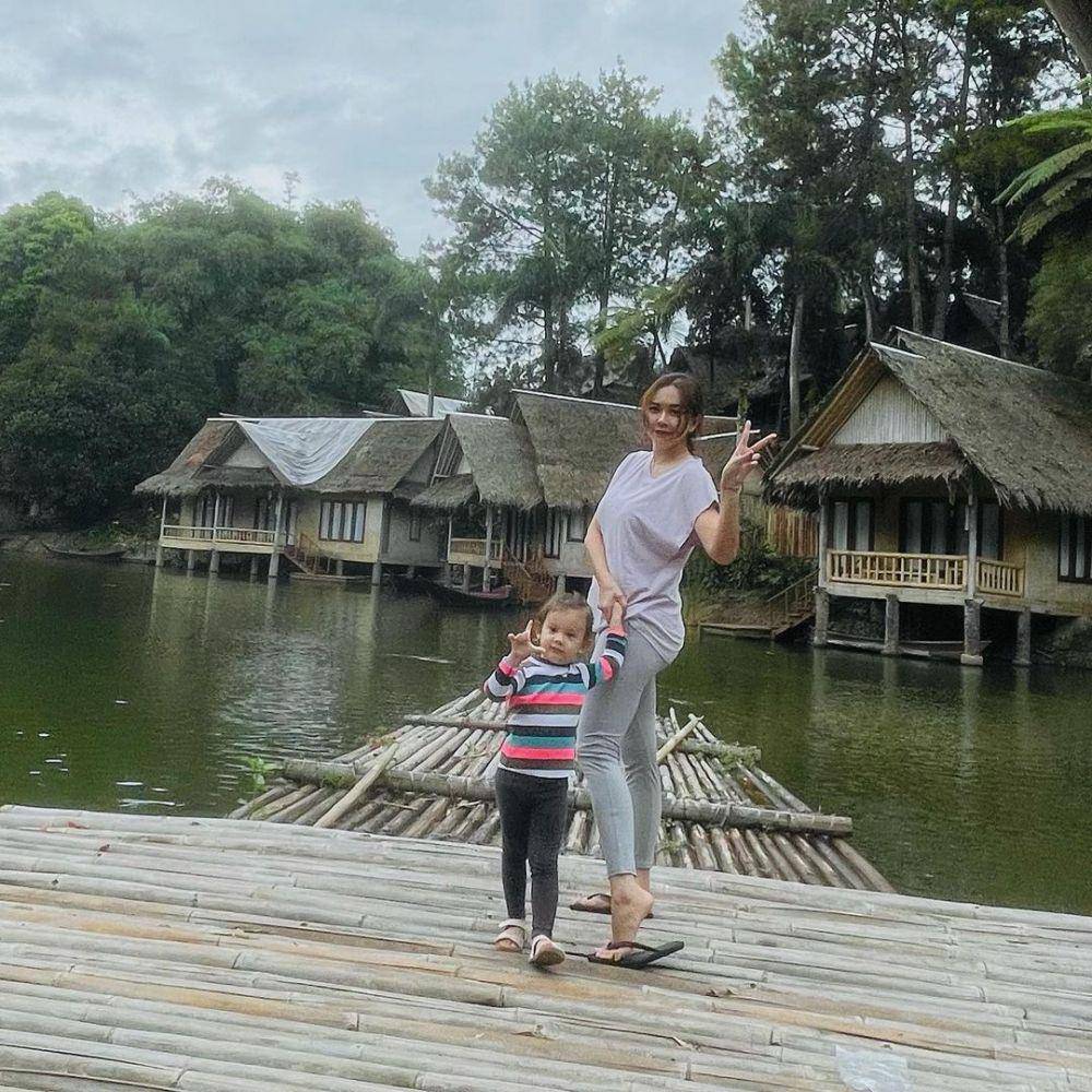 potret Aura Kasih dan anaknya (instagram.com/aurakasih)