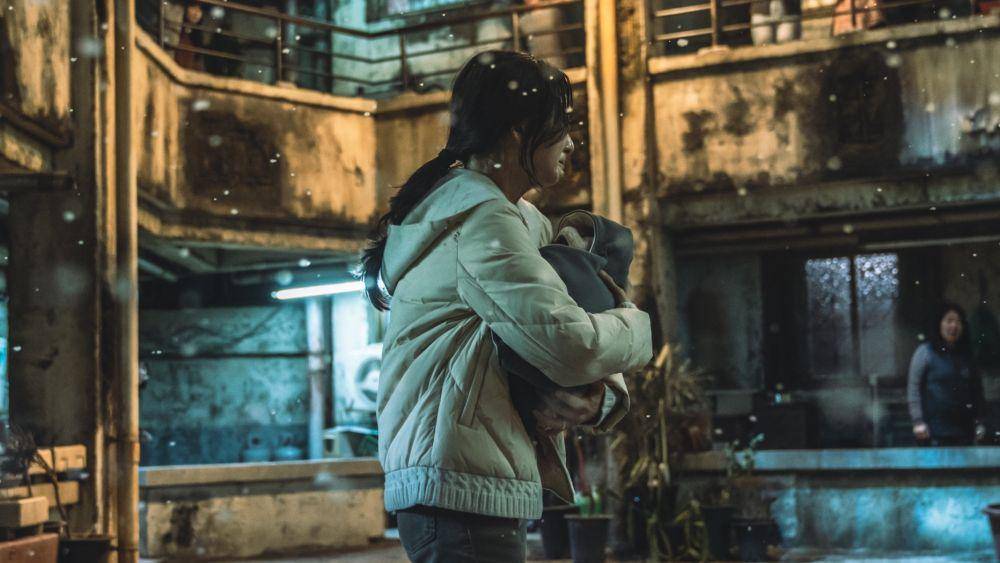 Song So Hyun menggendong anaknya. (dok. Netflix/Hellbound)
