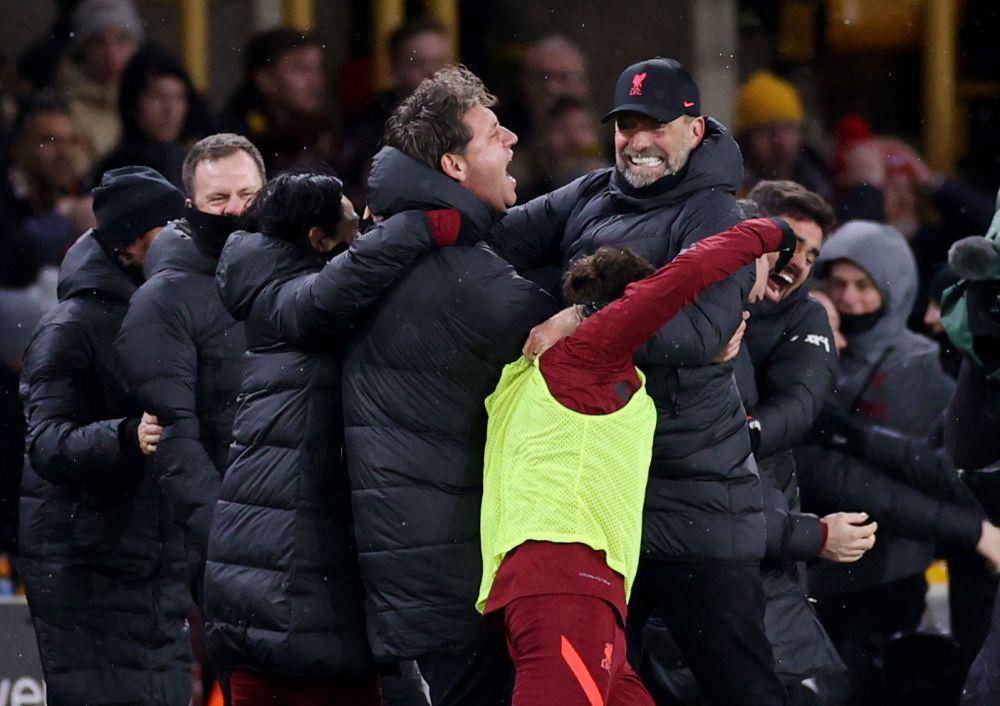 Selebrasi para jajaran pelatih Liverpool setelah Divock Origi mencetak gol penentu ke gawang Wolves. (twitter.com/premierleague)