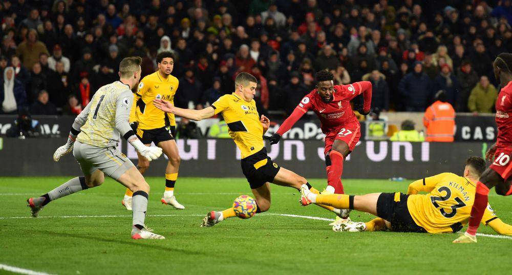 Aksi Divock Origi ketika mencetak gol ke gawang Wolves. (twitter.com/LFC)