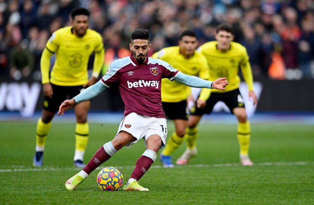 Tendangan penalti Manuel Lanzini yang membuat kedudukan menjadi 1-1 dalam laga West Ham United melawan Chelsea. (twitter.com/premierleague)
