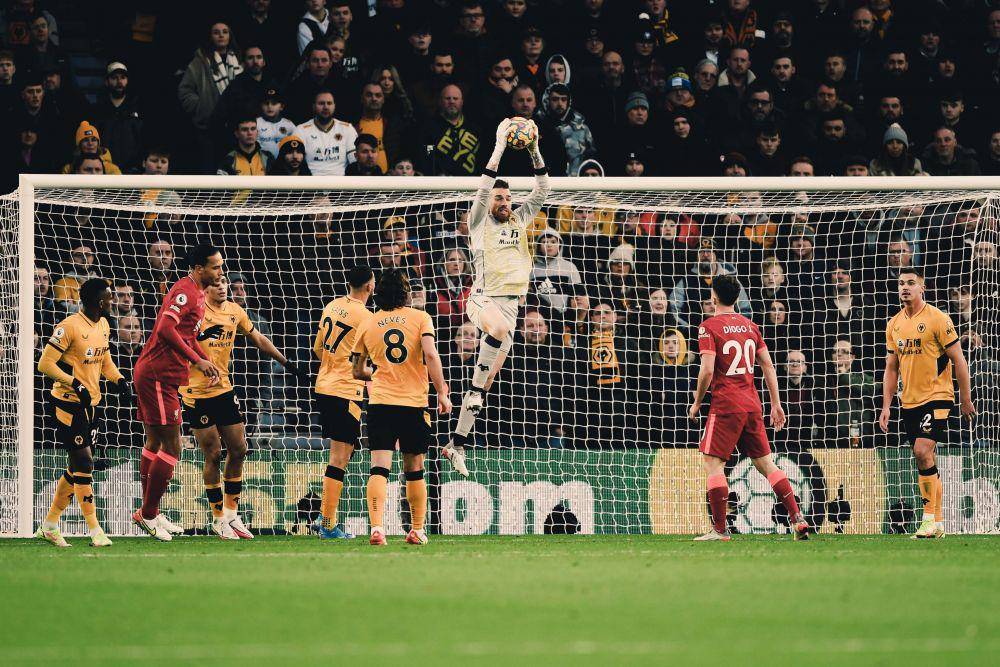 Aksi Jose Sa ketika pertandingan Wolves melawan Liverpool. (twitter.com/Wolves)