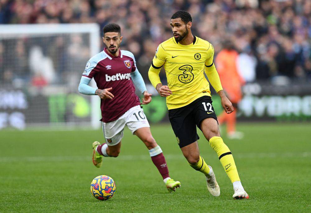 Aksi Ruben Loftus-Cheek dan Manuel Lanzini dalam laga West Ham United melawan Chelsea. (twitter.com/ChelseaFC)