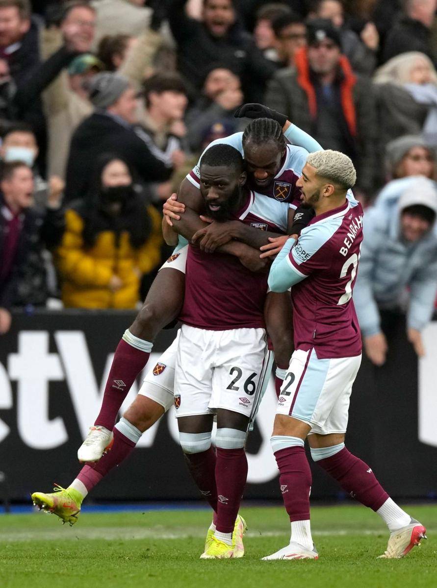 Selebrasi para pemain West Ham United setelah mencetak gol ke gawang Chelsea. (twitter.com/WestHam)