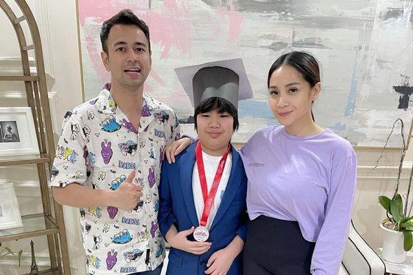 10 Seleb Ini Terpaut Usia 15 Tahun Lebih dengan Adiknya, Tetap Akur