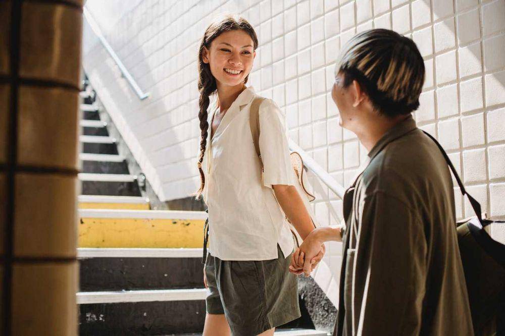 ilustrasi jalan bareng (pexels.com/Samson Katt)