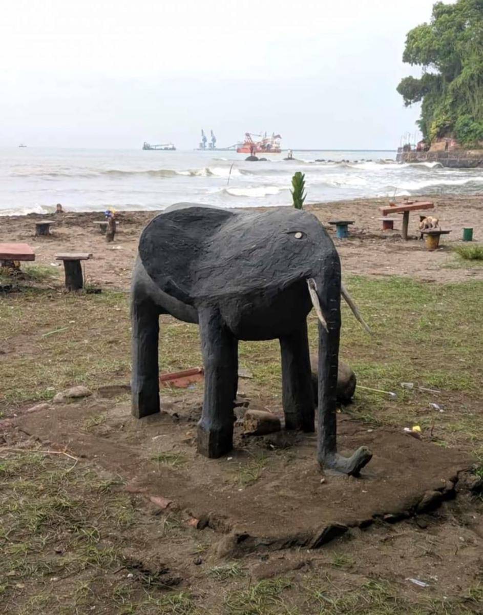 patung hewan bikin ngakak (twitter.com/KebodohanLucu)