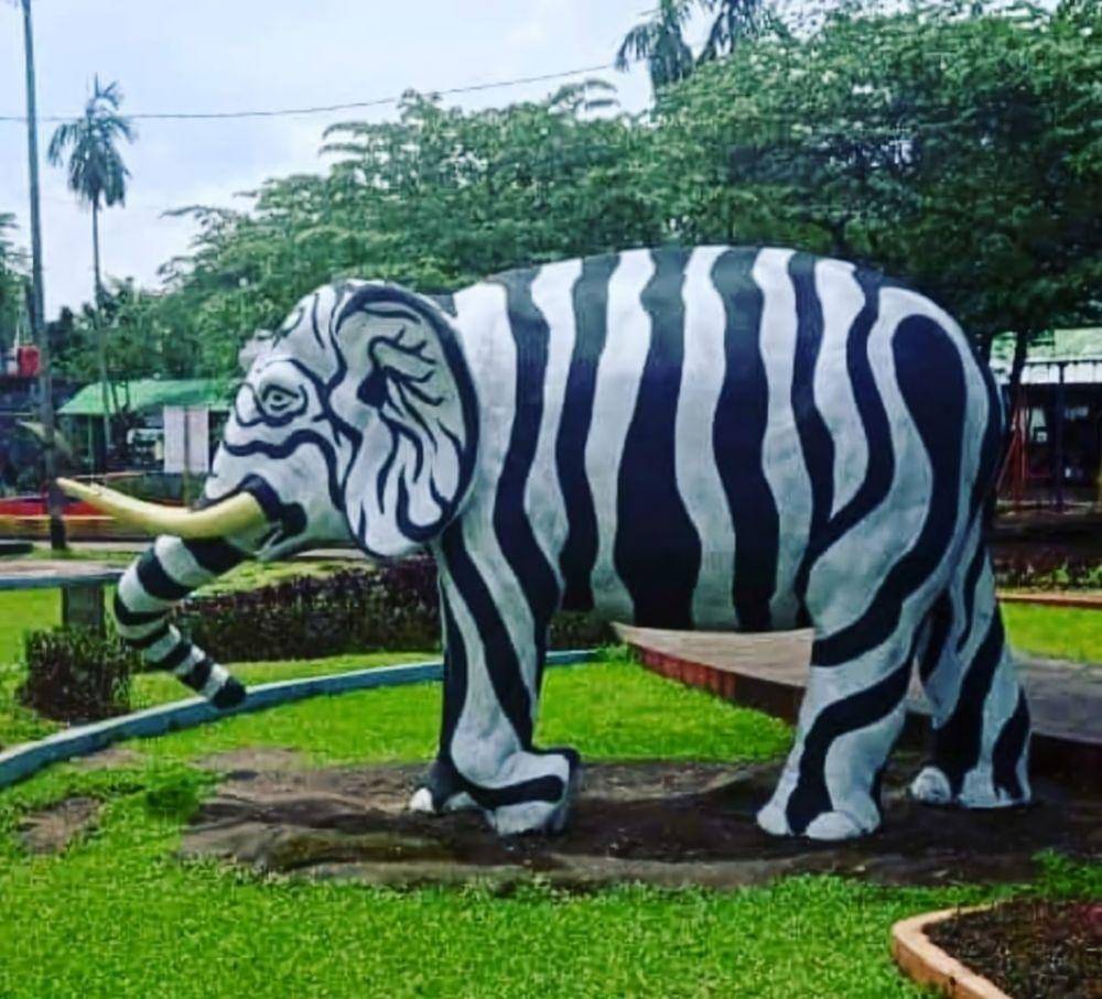 patung hewan bikin ngakak (twitter.com/rzkhyti)