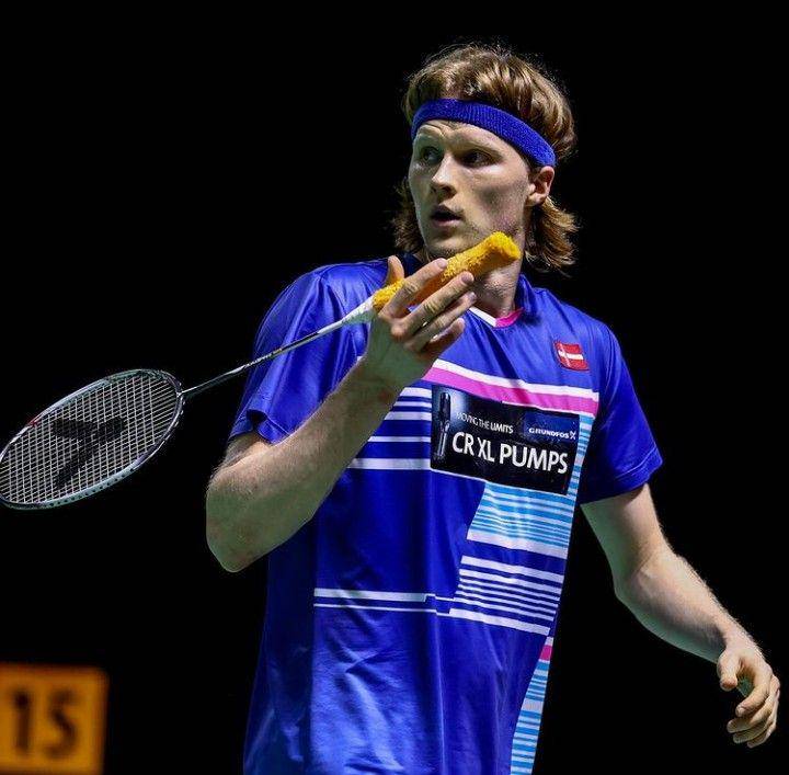 atlet bulu tangkis dunia pakai headband, Anders Antonsen (instagram.com/bwf.official)