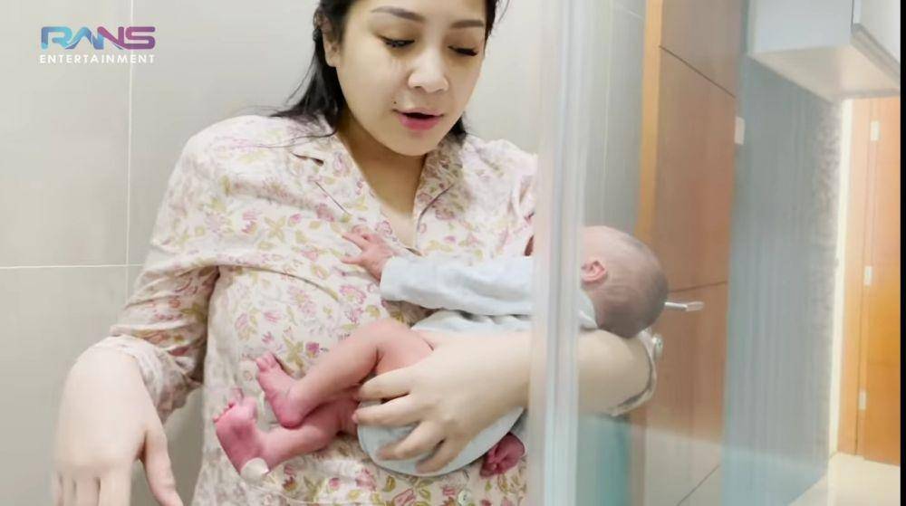 potret Nagita Slavina memandikan baby Rayyanza (YouTube/Rans Entertainment)