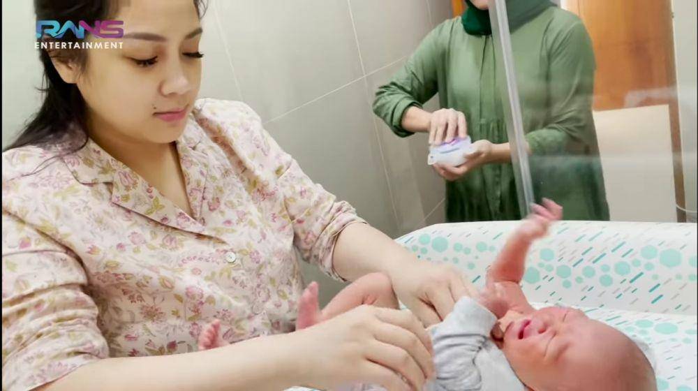 potret Nagita Slavina memandikan baby Rayyanza (YouTube/Rans Entertainment)