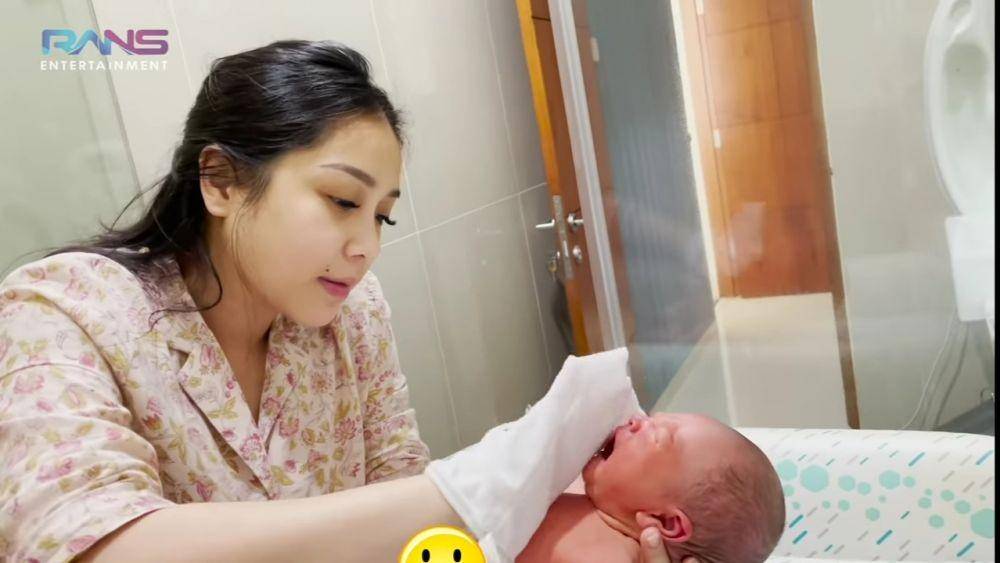 potret Nagita Slavina memandikan baby Rayyanza (YouTube/Rans Entertainment)
