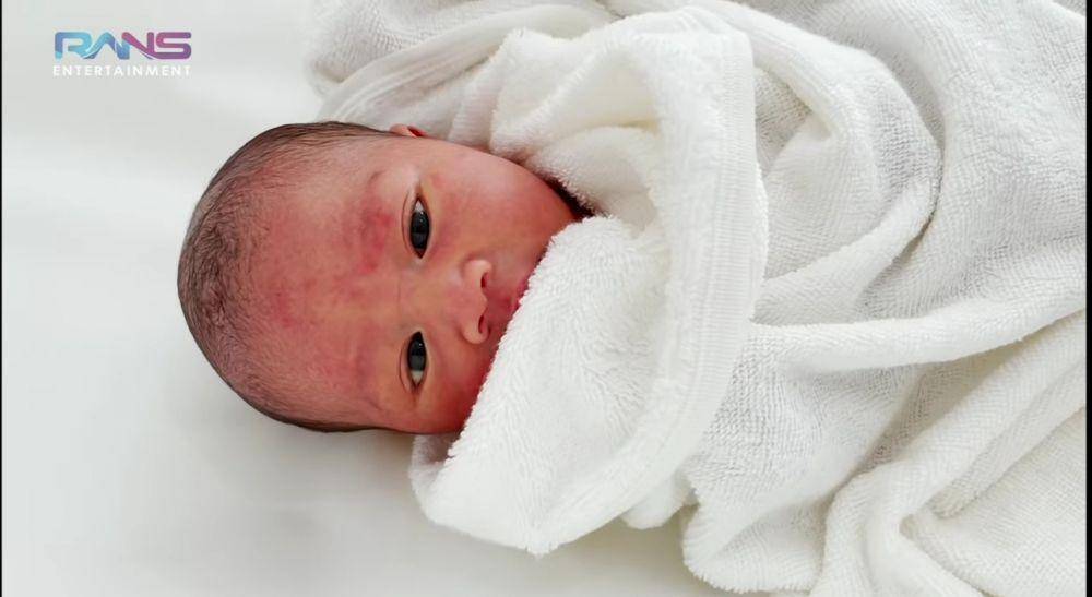 potret Nagita Slavina memandikan baby Rayyanza (YouTube/Rans Entertainment)