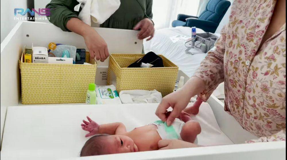 potret Nagita Slavina memandikan baby Rayyanza (YouTube/Rans Entertainment)