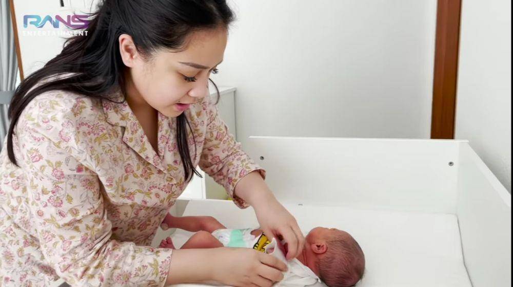 potret Nagita Slavina dan baby Rayyanza (YouTube/Rans Entertainment)