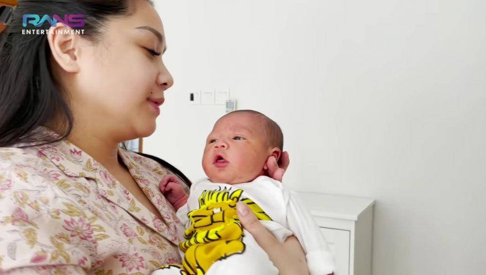 potret Nagita Slavina dan baby Rayyanza (YouTube/Rans Entertainment)