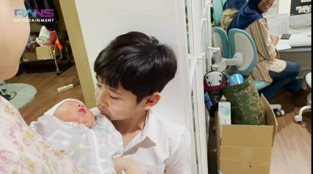 potret Nagita Slavina dan baby Rayyanza (YouTube/Rans Entertainment)
