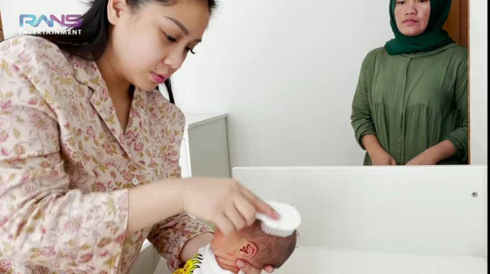 potret Nagita Slavina dan baby Rayyanza (YouTube/Rans Entertainment)