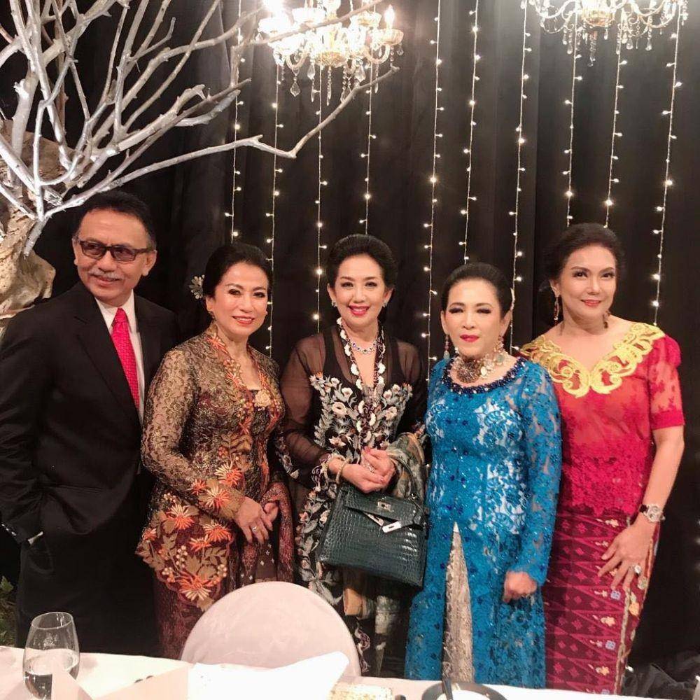 Kebaya Tuti Roosdiono (instagram.com/roosdionotuti)