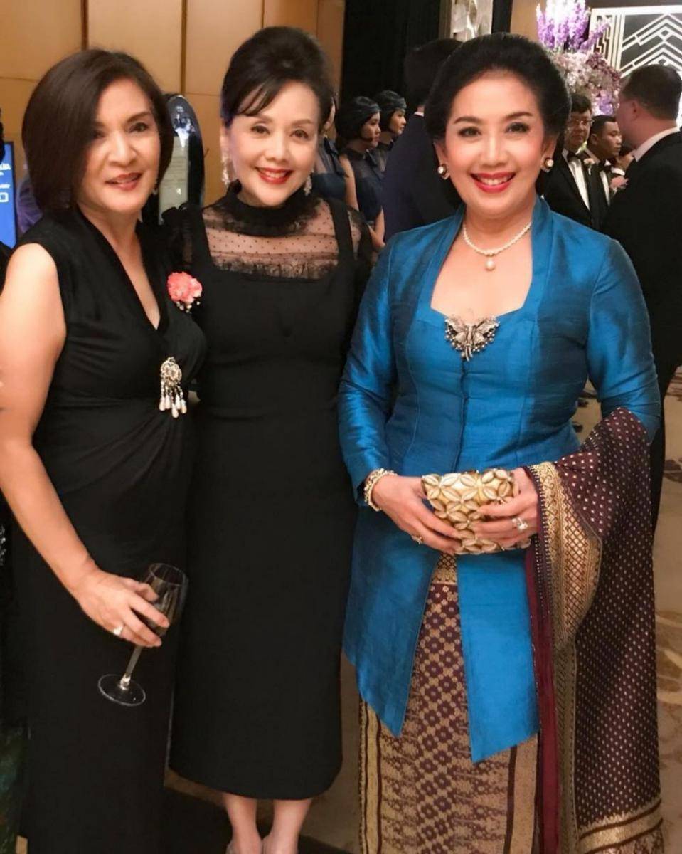 Kebaya Tuti Roosdiono (instagram.com/roosdionotuti)