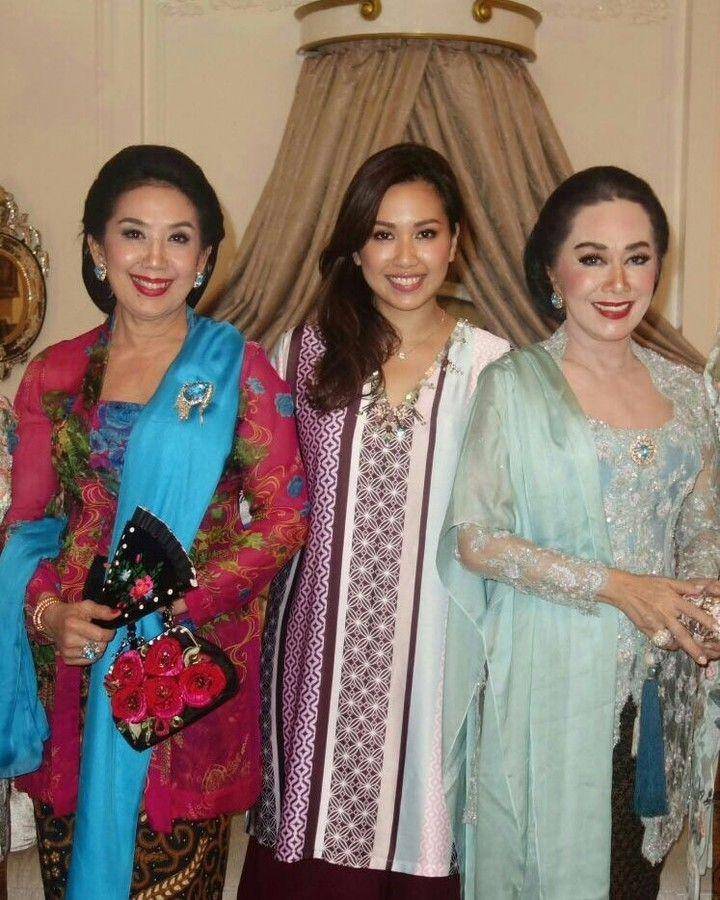 Kebaya Tuti Roosdiono (instagram.com/roosdionotuti)