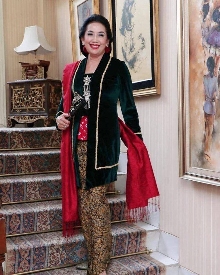 Kebaya Tuti Roosdiono (instagram.com/roosdionotuti)