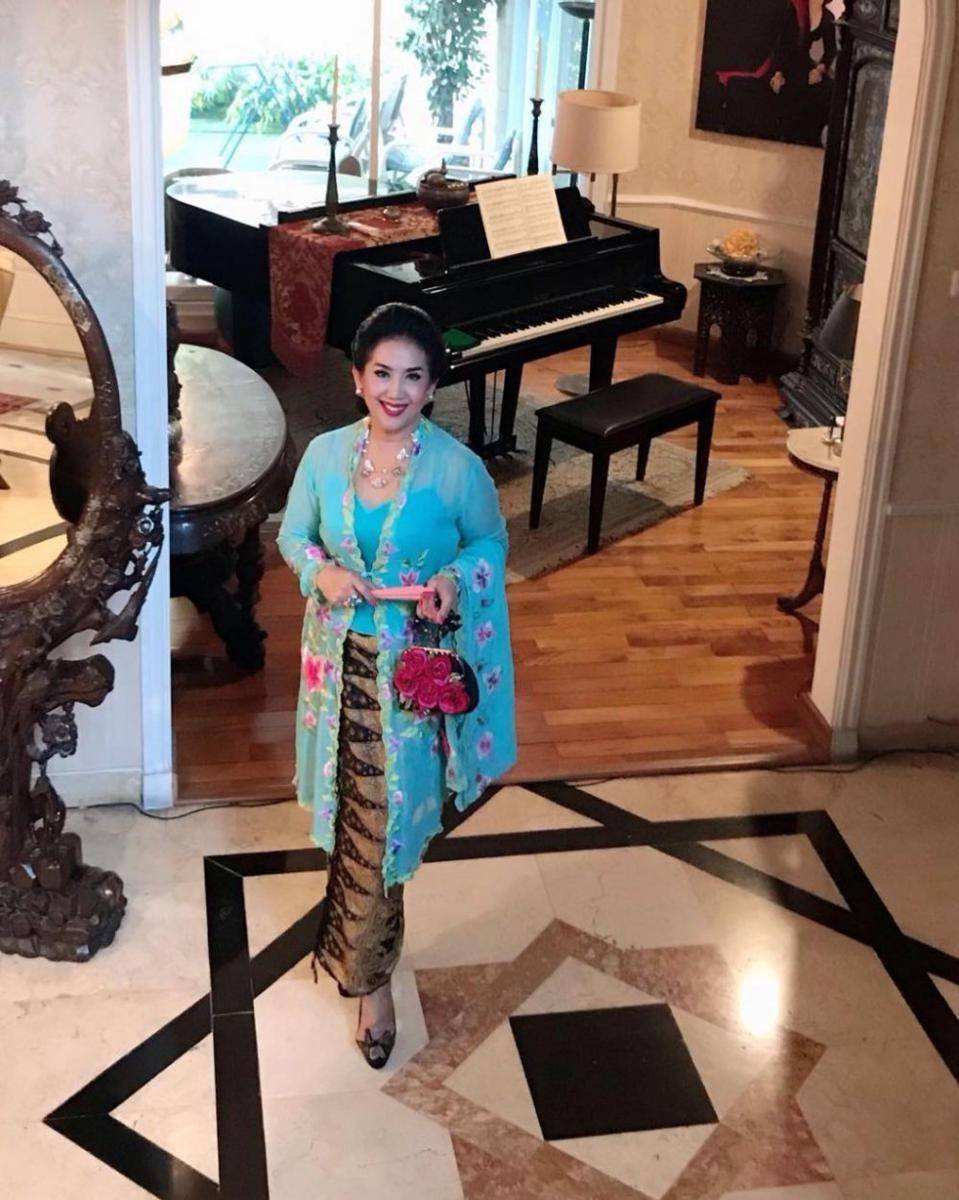 Kebaya Tuti Roosdiono (instagram.com/roosdionotuti)
