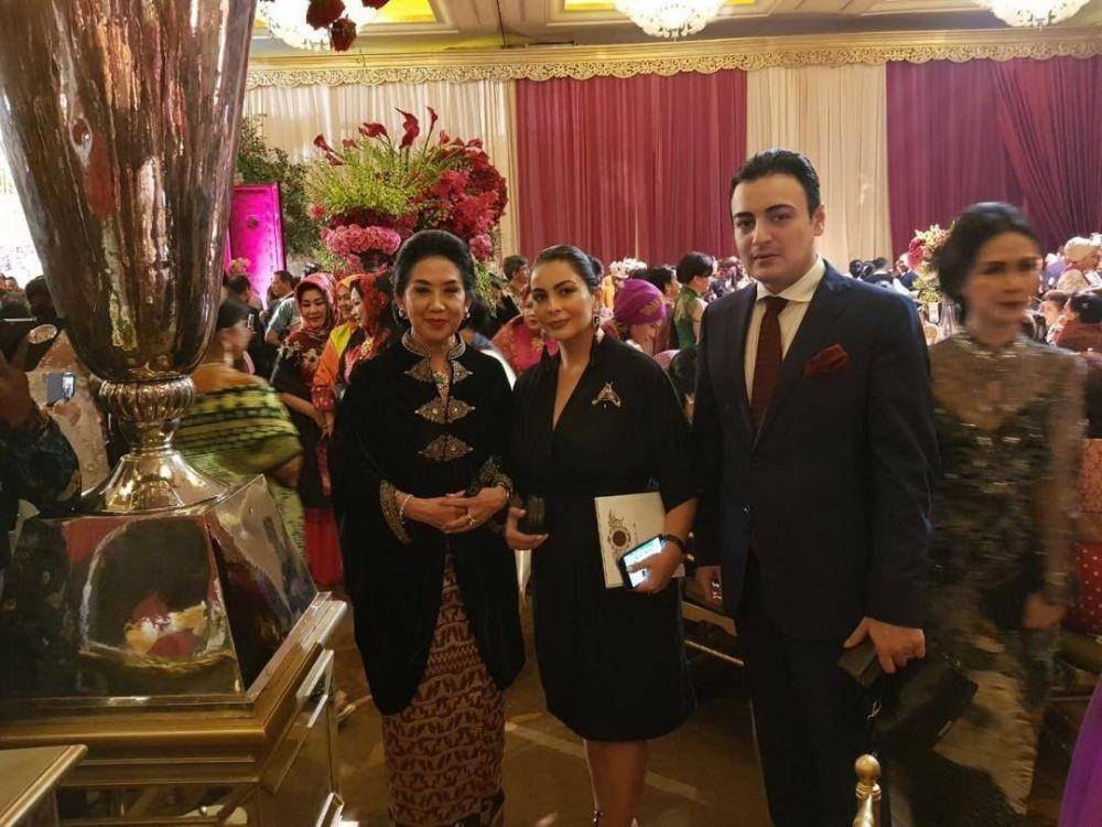 Kebaya Tuti Roosdiono (instagram.com/roosdionotuti)