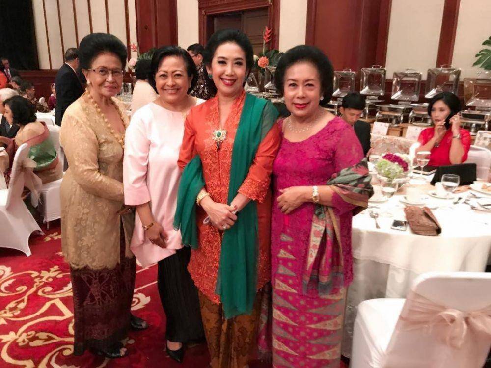 Kebaya Tuti Roosdiono (instagram.com/roosdionotuti)