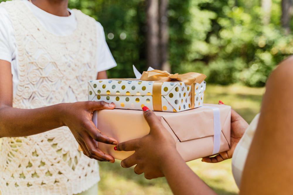 5 Ide Hadiah Kelulusan SMA untuk Sahabat, Berkesan dan Gak Basi!