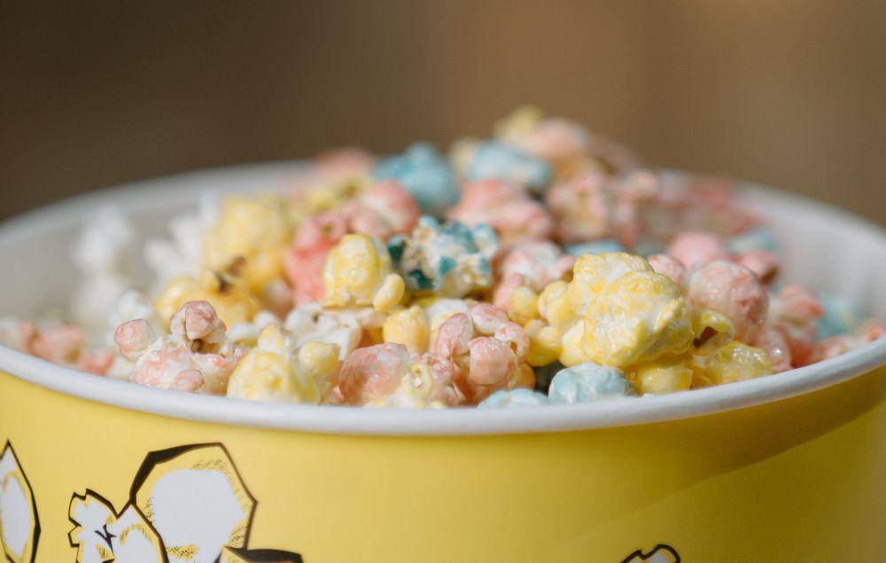 ilustrasi M&M popcorn (pexels.com/Pavel Danilyuk)