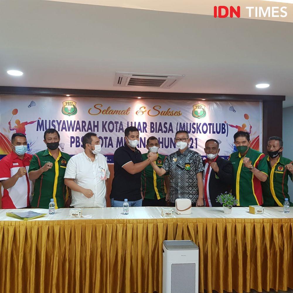 Ketua PBSI Medan, Ade Jona bersama Ketua PBSI Sumut, Suripno Ngadimin, KONI Medan dan jajaran pengurus pada Muskotlub, Sabtu (4/12/2021). (IDN Times/Doni Hermawan)