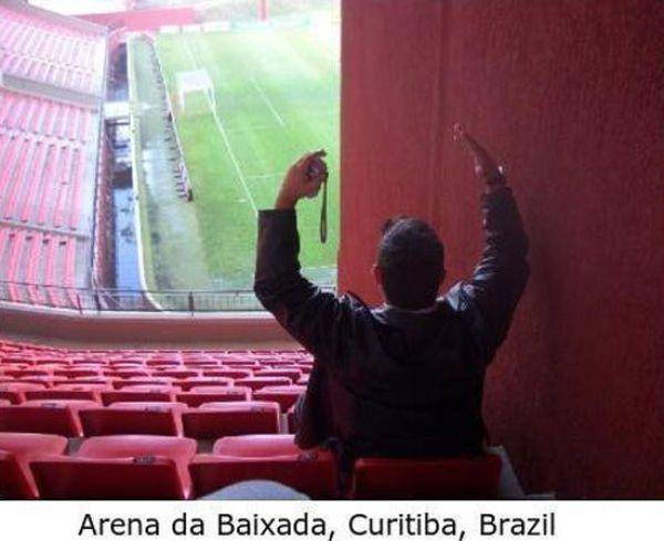 penonton stadion apes (izismile.com)
