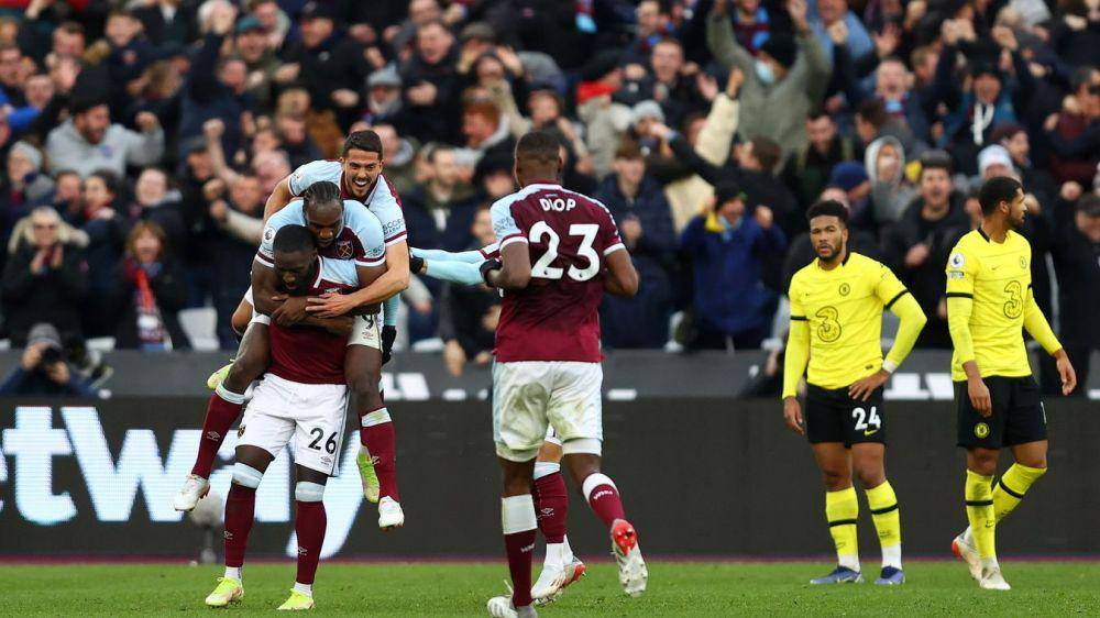 Para pemain West Ham United melakukan selebrasi gol. (premierleague.com)