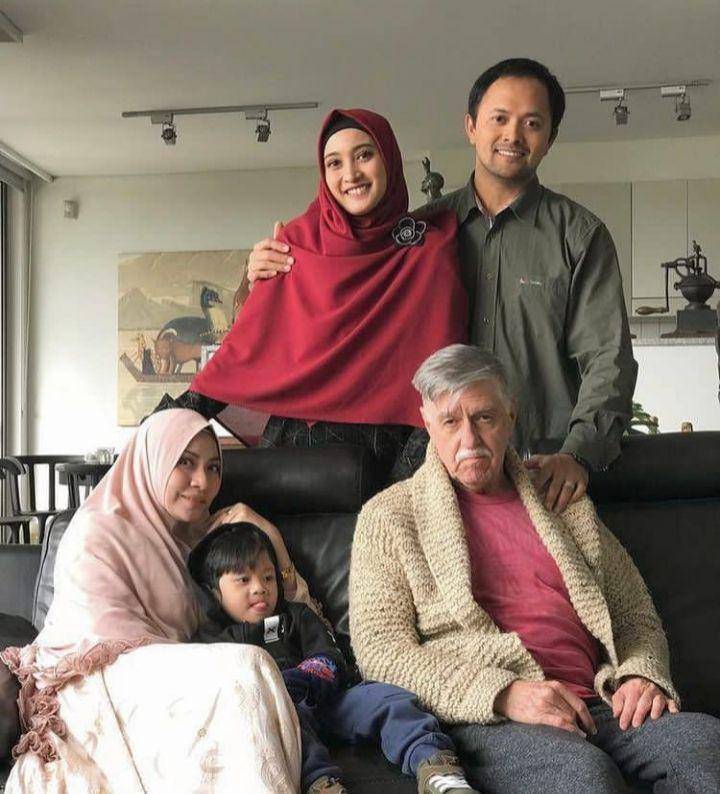 potret keluarga Meyda Sefira (instagram.com/kingsman_liga)